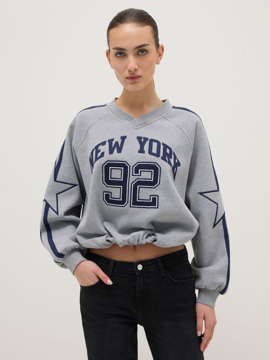 Felpa grigia in misto cotone oversize con collo a V e stampa_0