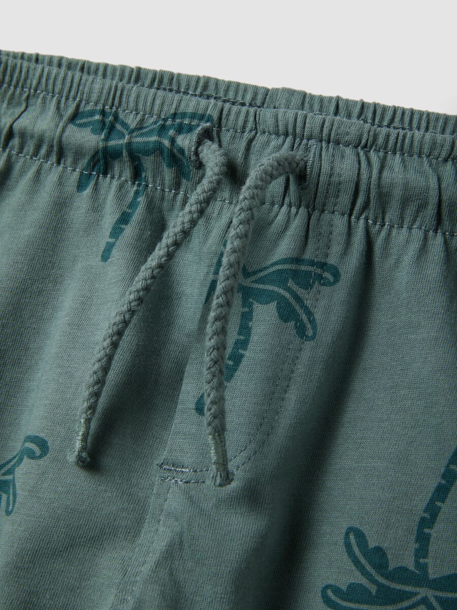 Short verde in cotone organico con stampa palme_2