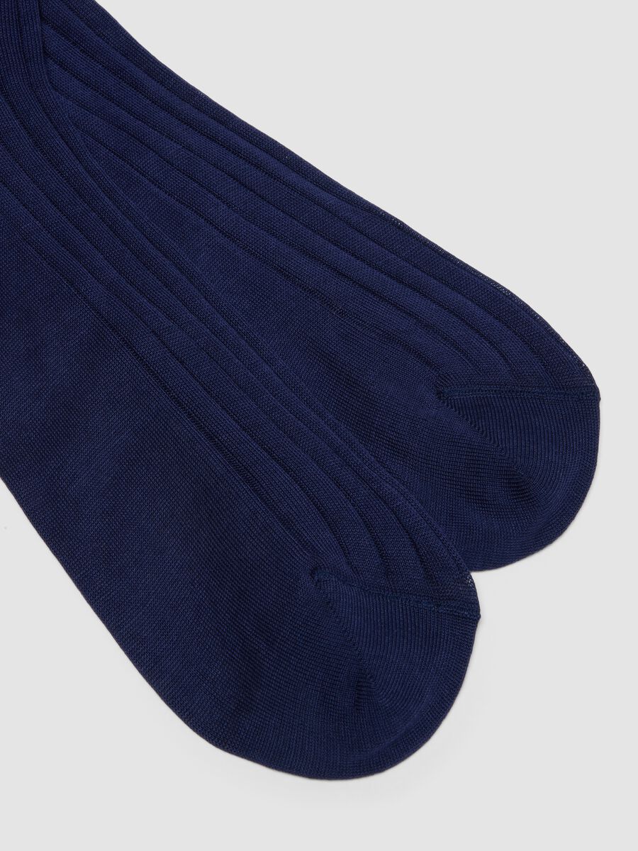 Long blue ribbed socks in pure cotton_1