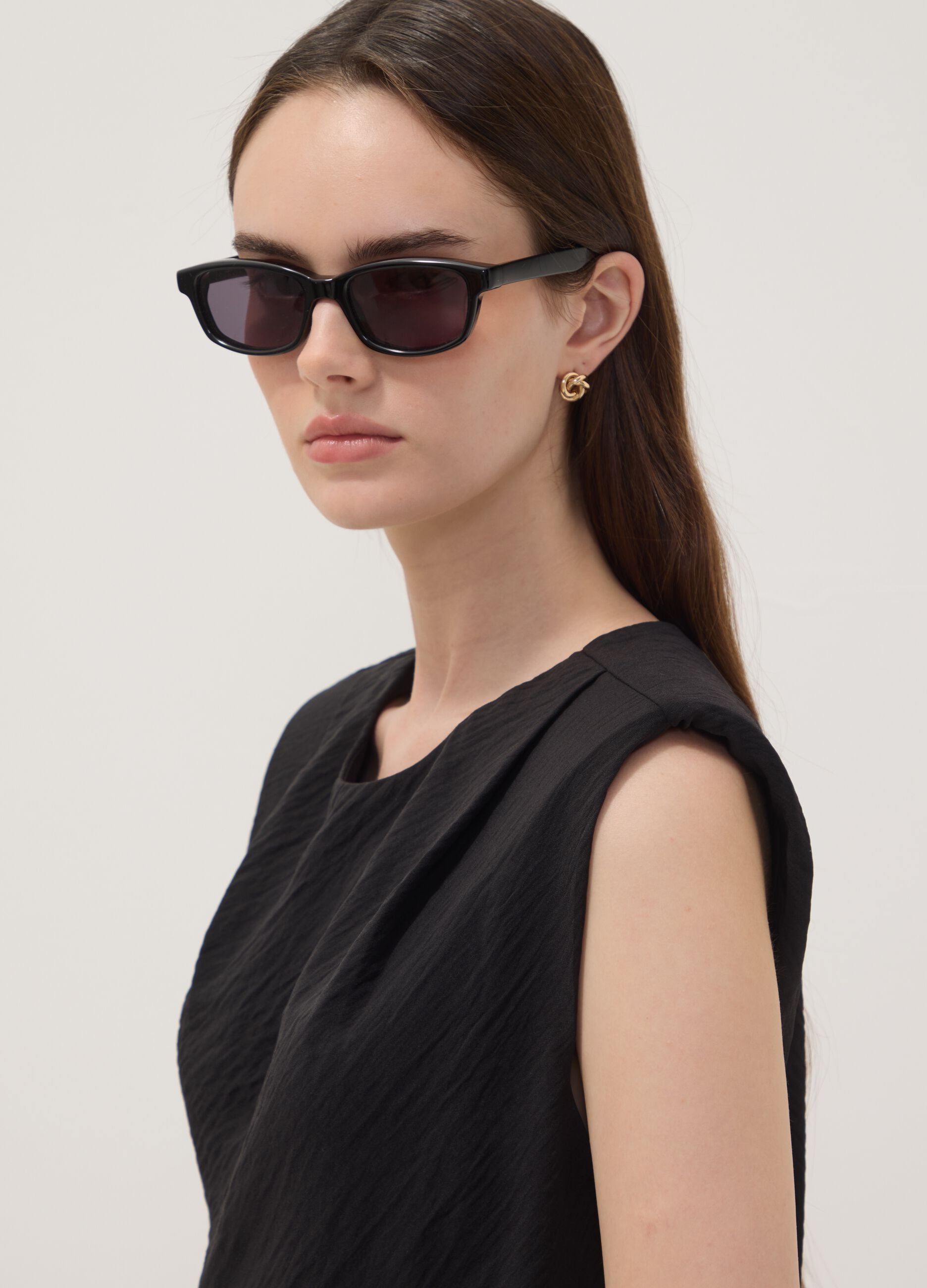 Black sleeveless pleated-texture blouse, regular fit