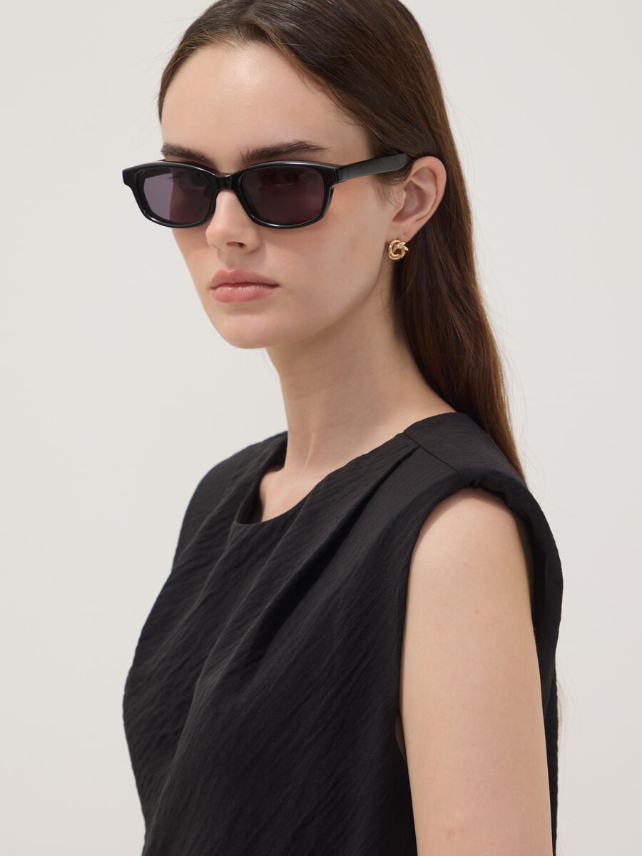Black sleeveless pleated-texture blouse, regular fit_2