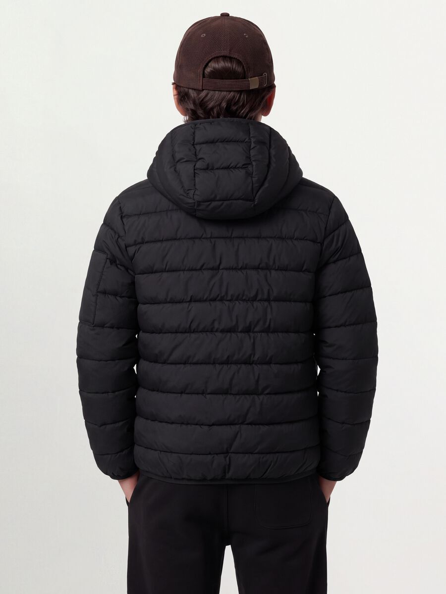 Giubbotto Ultralight nero imbottito con cappuccio e zip per ragazzo_2