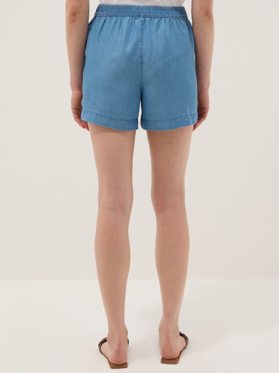 Light blue denim shorts in pure lyocell with elasticated waist, regular fit_2