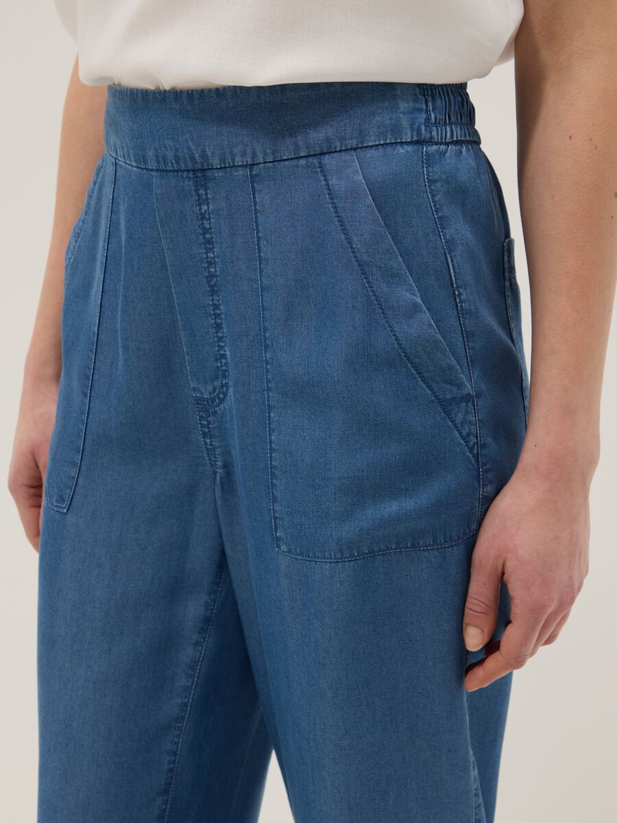 Jeans denim azzurri in puro lyocell con vita elasticizzata relaxed fit_3