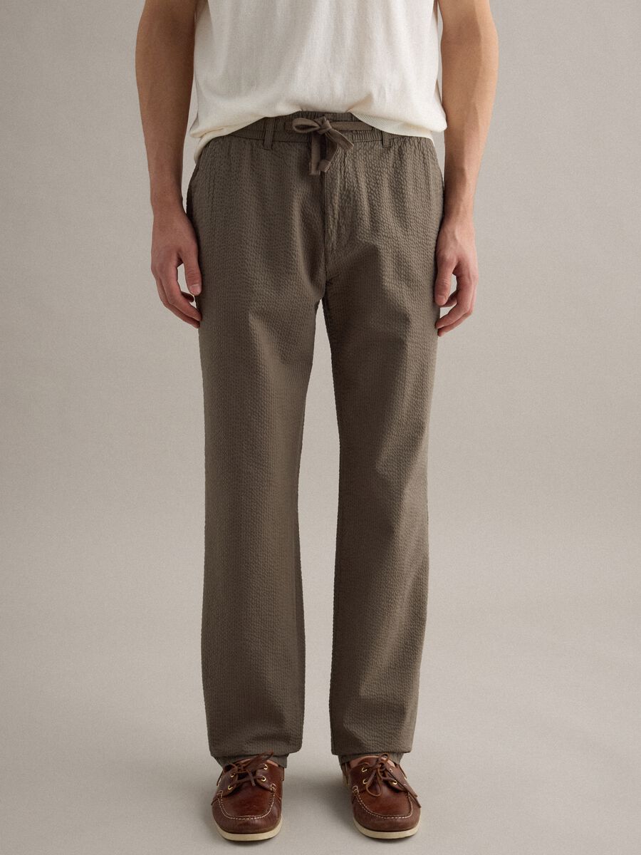Pantaloni chino in cotone elasticizzato marrone regular fit_1