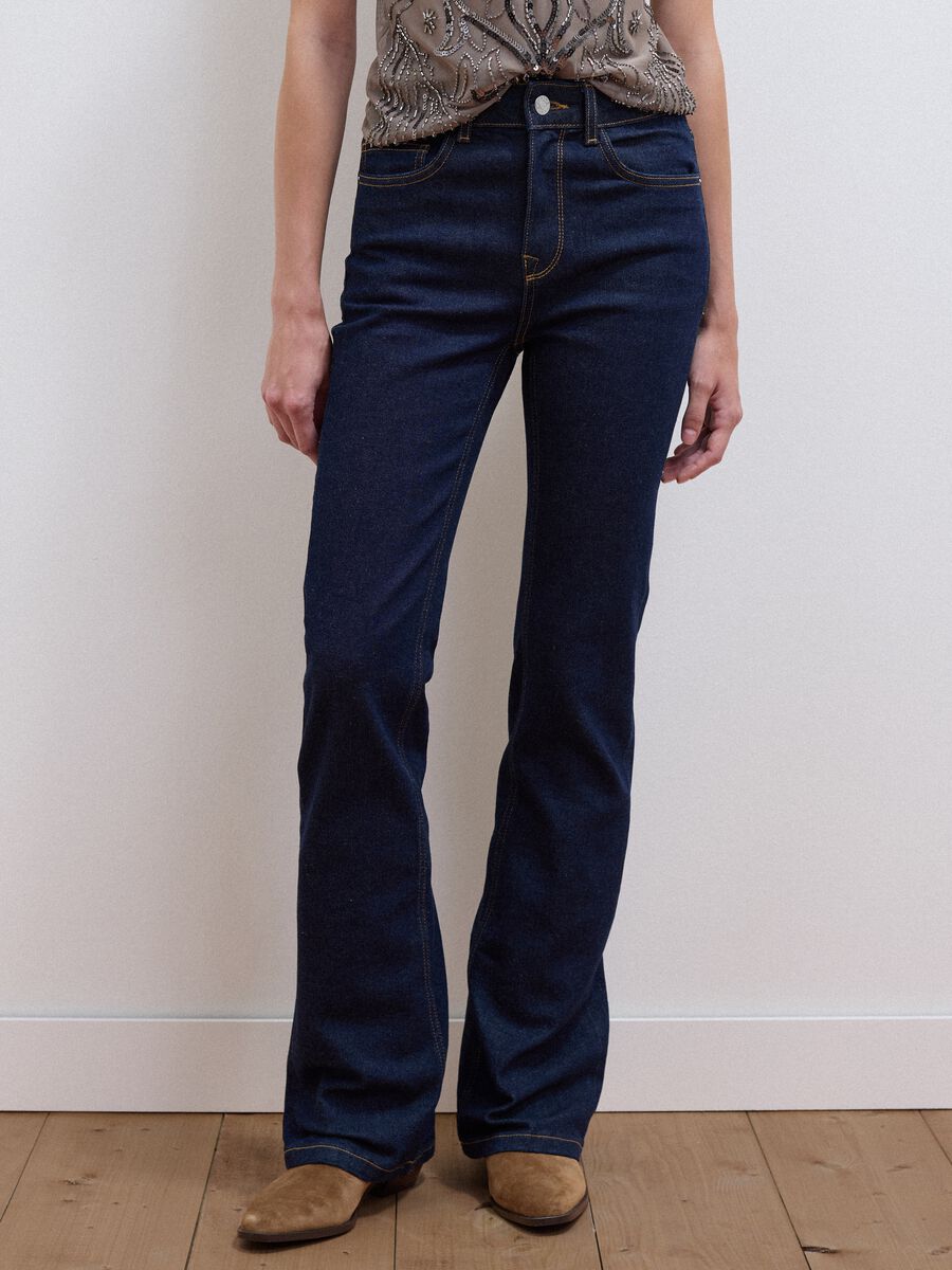 Jeans blu bootcut in cotone elasticizzato_1
