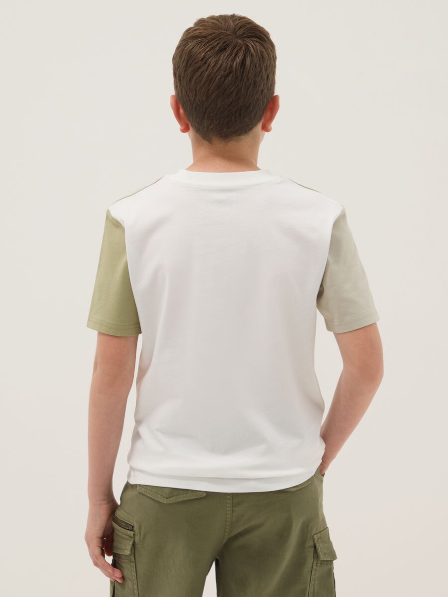 T-shirt bianca in puro cotone da ragazzo con inseriti verdi_1
