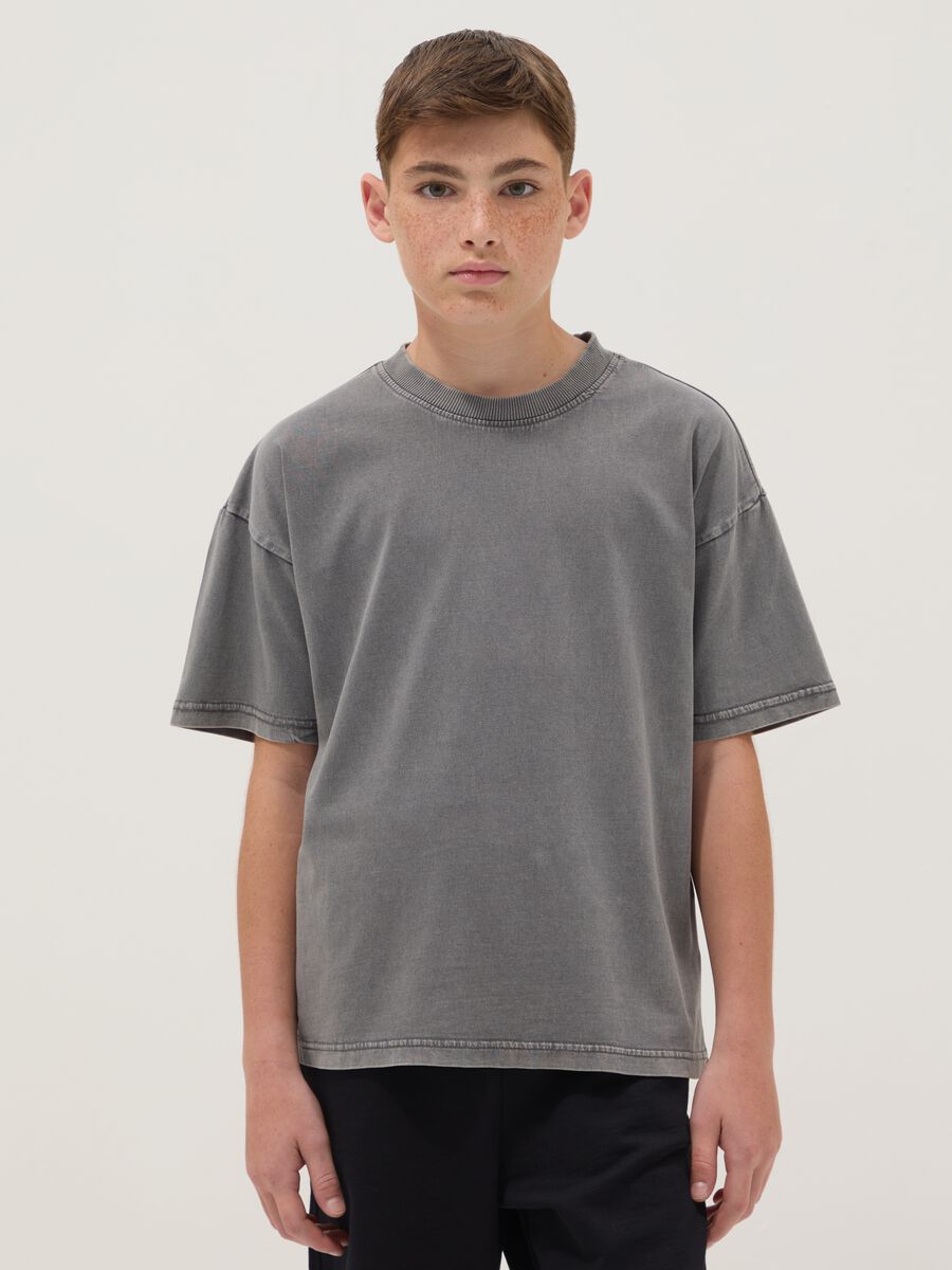 T-shirt grigia in puro cotone a maniche corte da ragazzo oversize fit_1