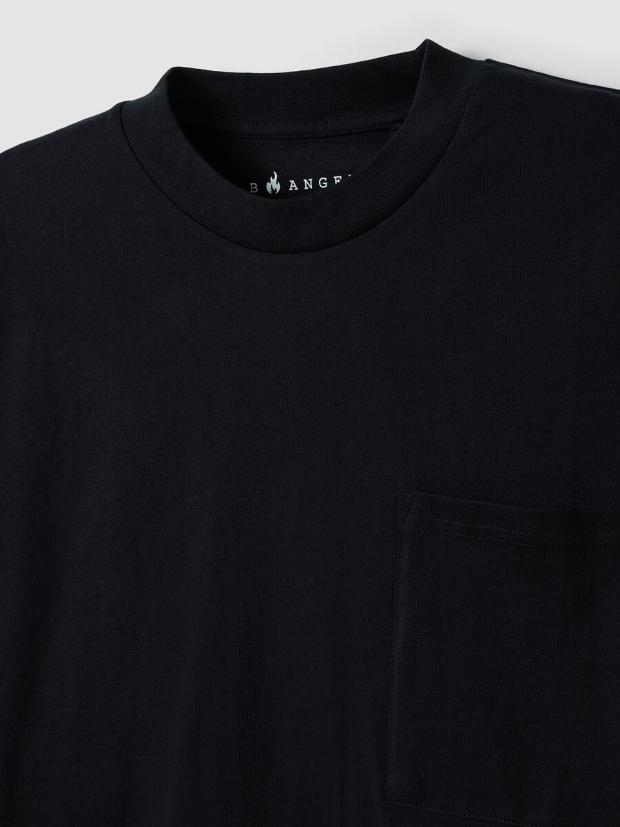 T-shirt nera in puro cotone girocollo con taschino boxy fit_1