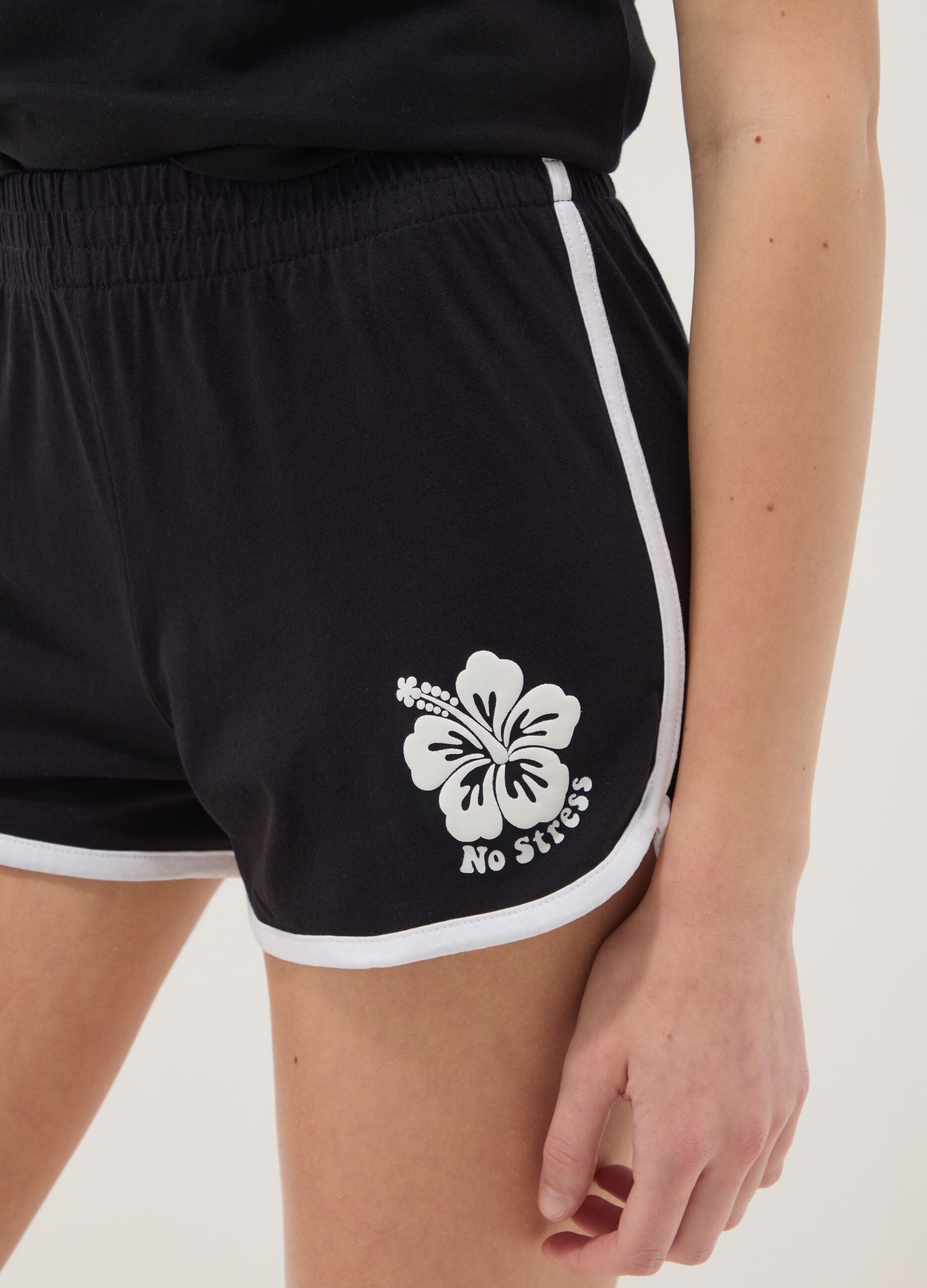 Girls&rsquo; black pure cotton slim-fit shorts with white piping