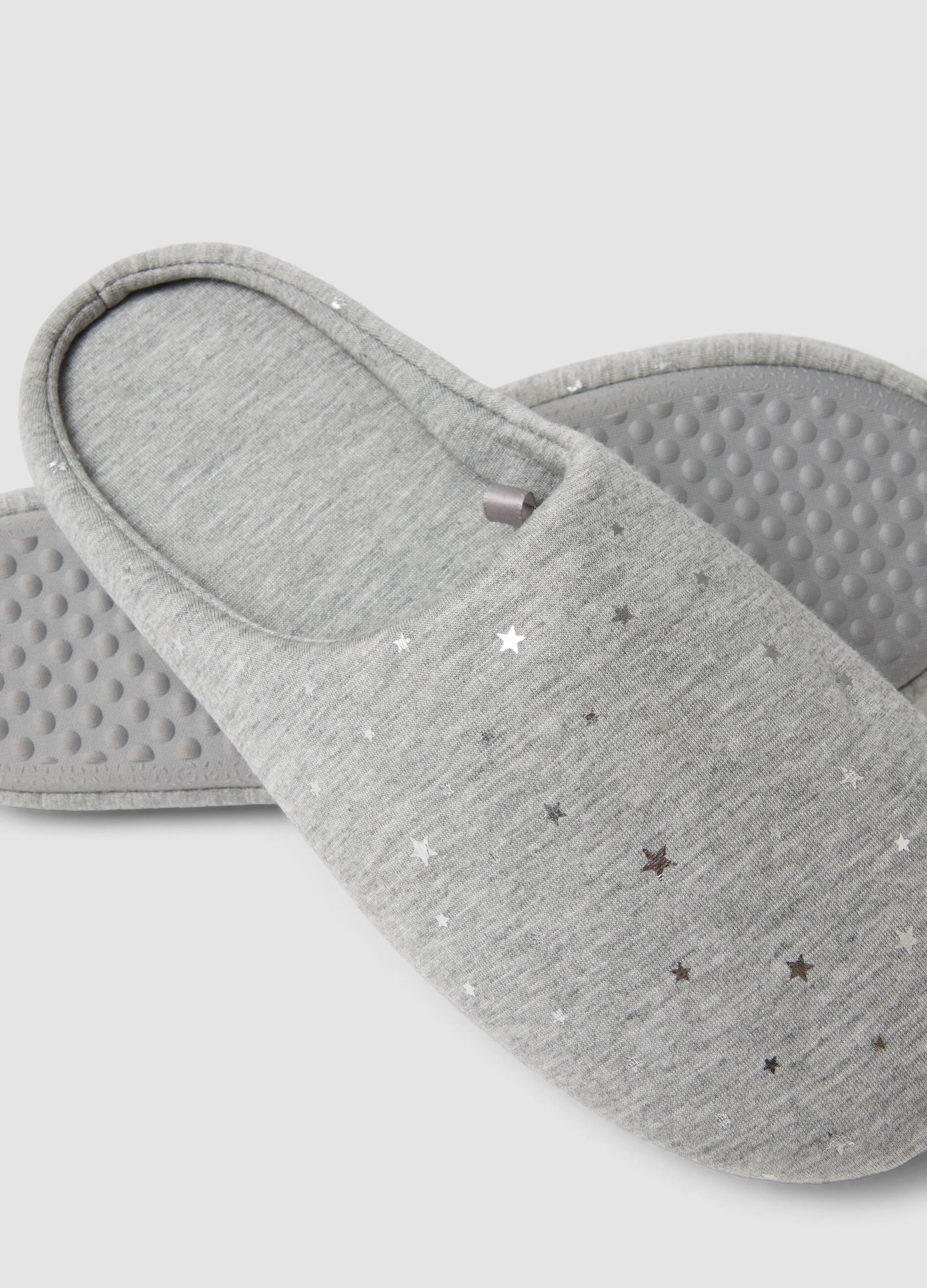 Grey slippers with star print