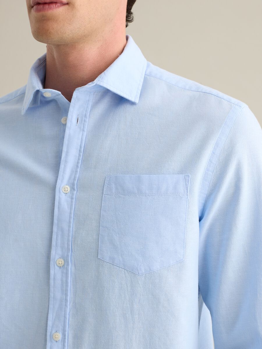 Men&rsquo;s light blue cotton and linen shirt in regular fit with pocket_2