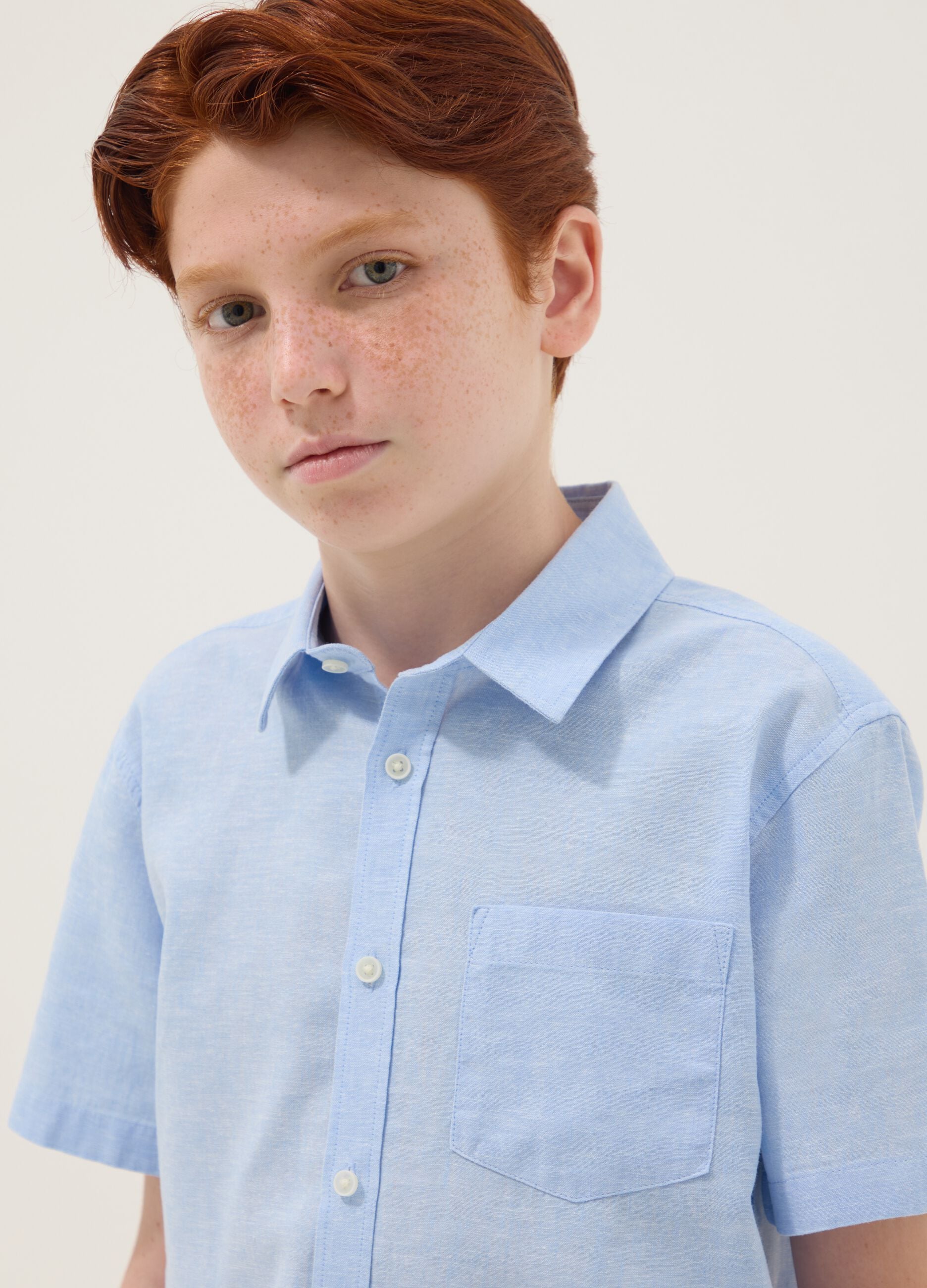 Boys&rsquo; light blue short-sleeve linen-cotton blend shirt, regular fit