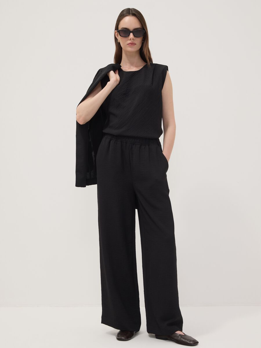 Black sleeveless pleated-texture blouse, regular fit_1
