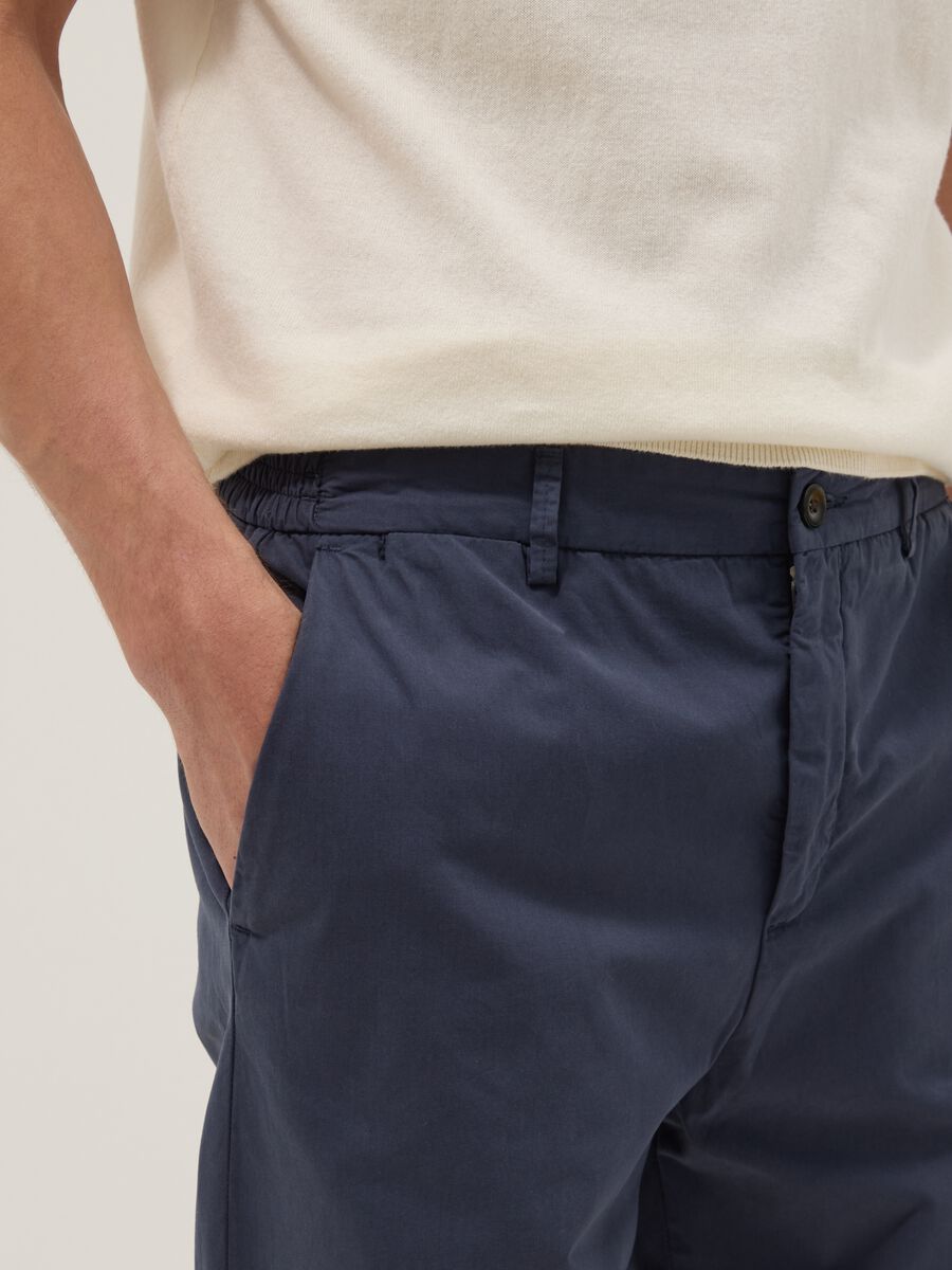 Pantaloni chino blu in puro cotone carrot fit_3