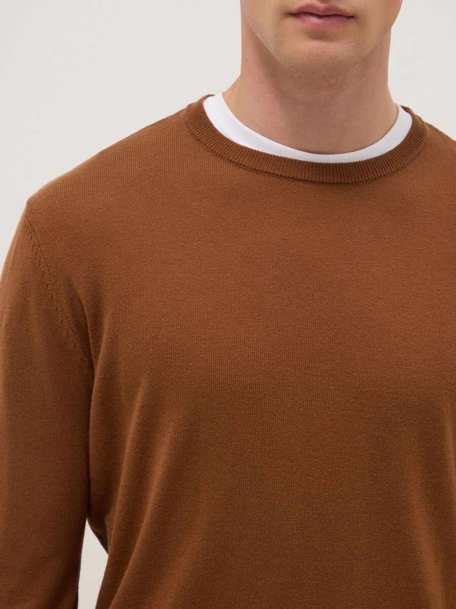 Brown crew neck pullover in regular fit cotton blend_3