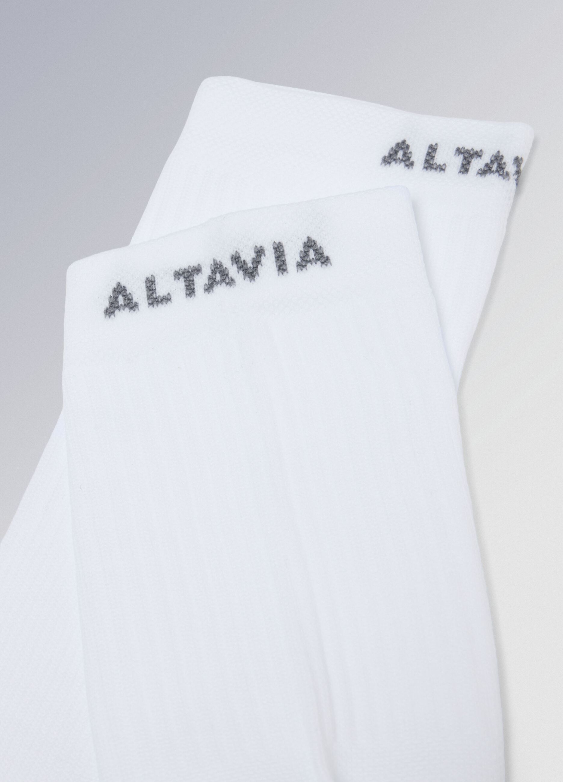 2-pack of ALTAVIA COURT breathable sports socks in stretch fabric