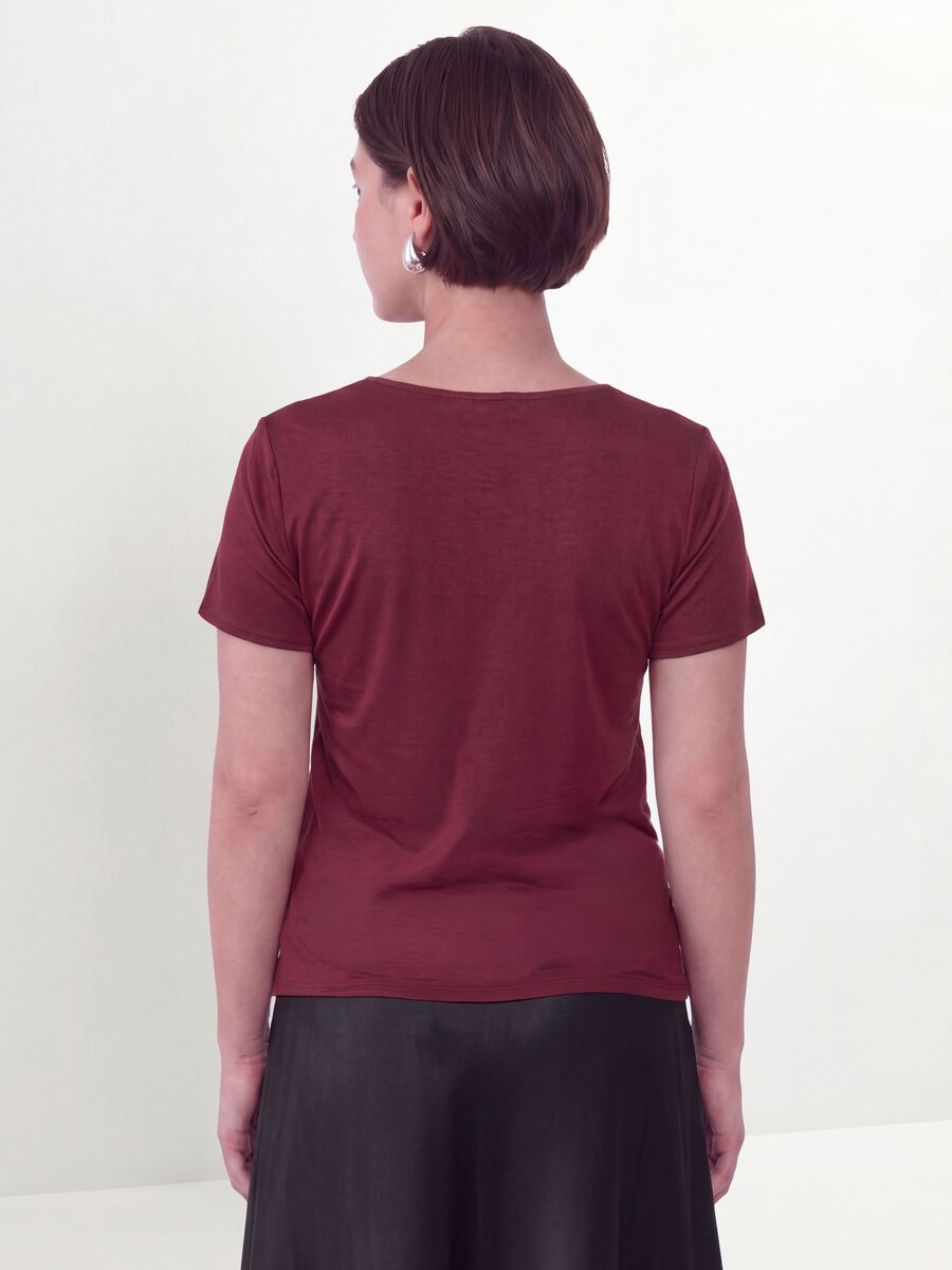 Red satin V-neck blouse in stretch fabric, regular fit_3
