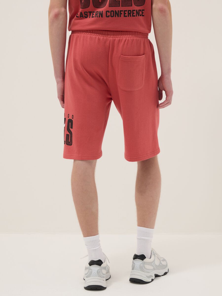 Red cotton blend shorts regular fit with Chicago Bulls print_2