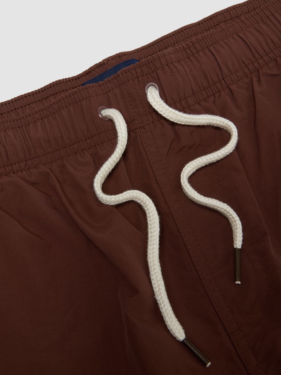 Boxer da mare marrone con vita elasticizzata e coulisse_5