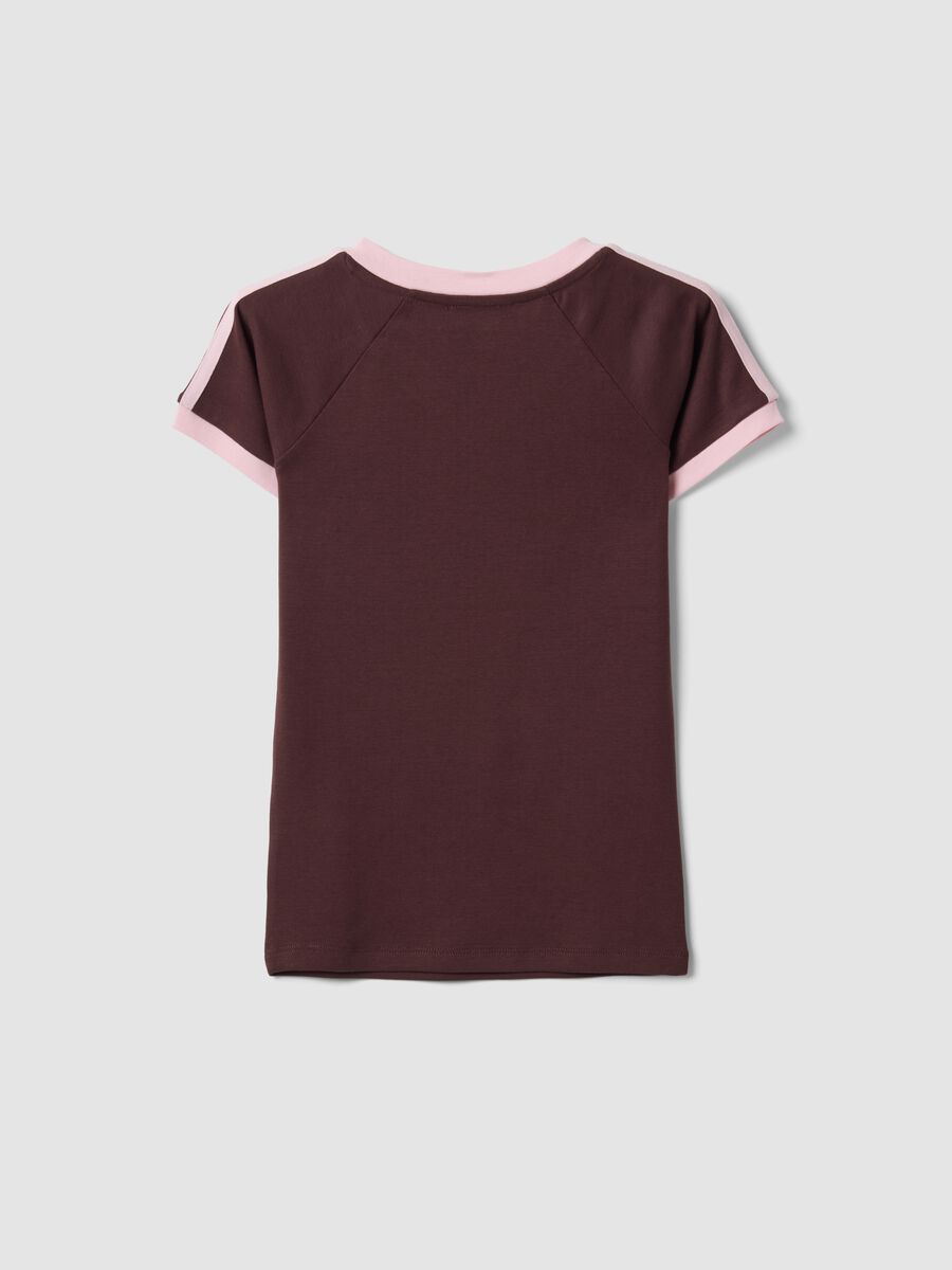 T-shirt marrone in puro cotone con scollo a V e stampa frontale_6