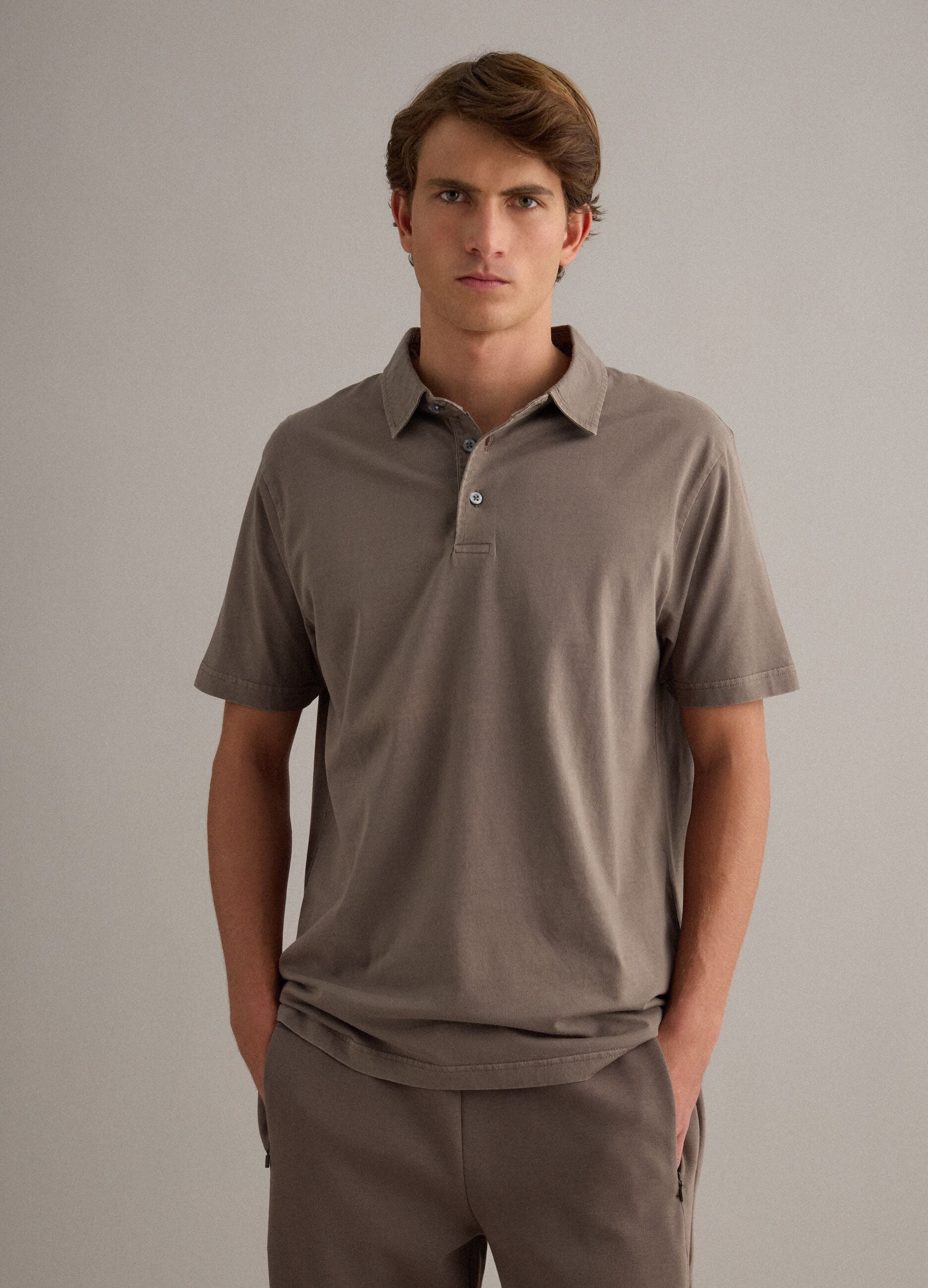 Brown short-sleeve polo in pure cotton, regular fit