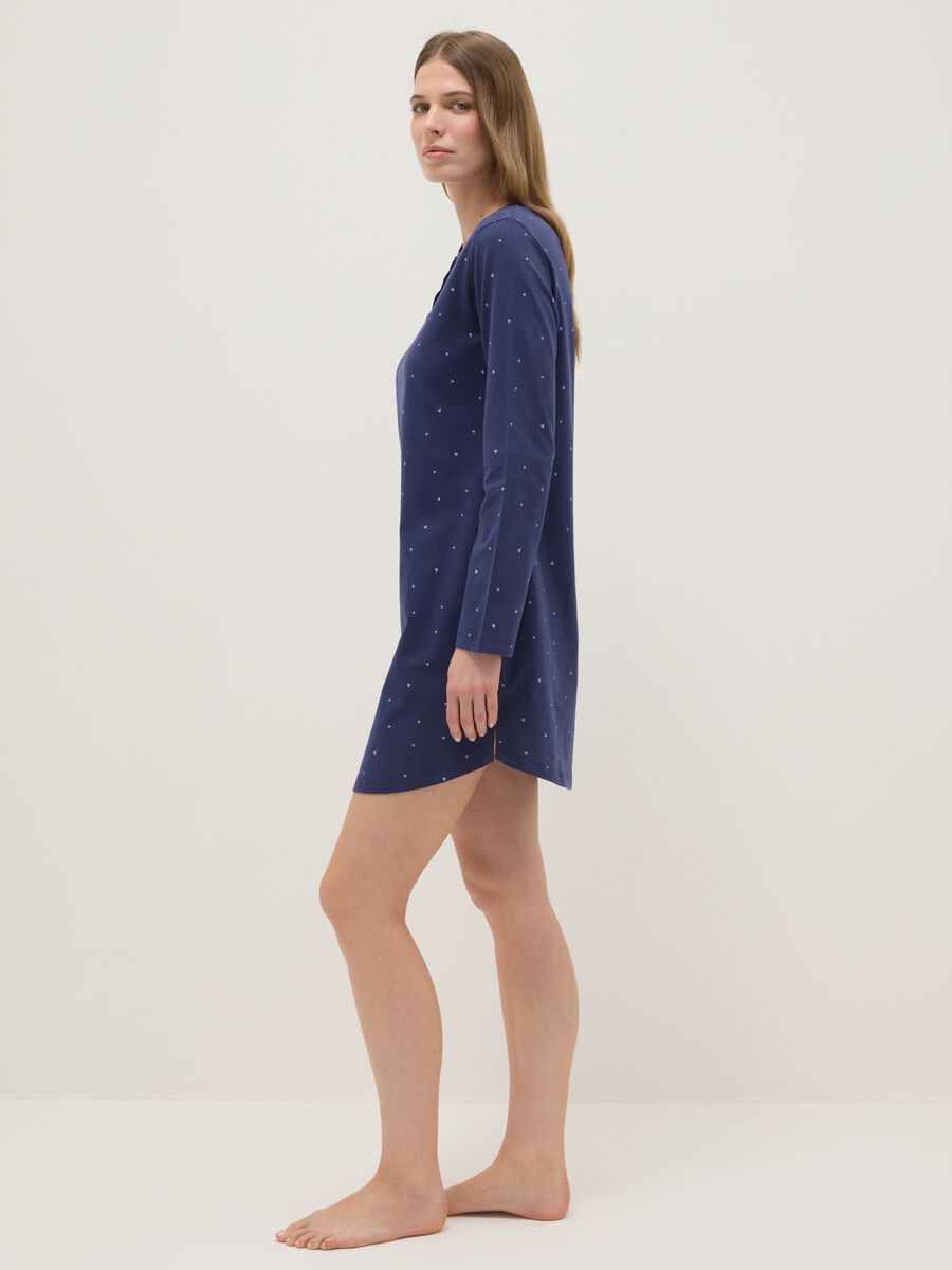 Camicia da notte in puro cotone blu con cuoricini e collo serafino_0