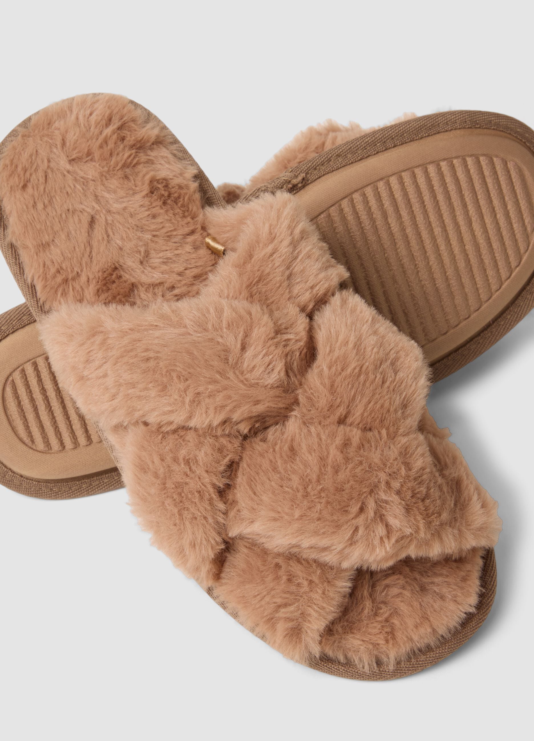 Brown cross-strap slippers with faux fur lining