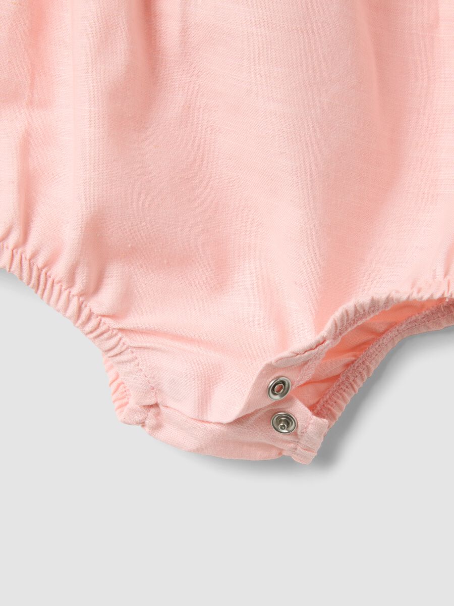 Pagliaccetto in misto cotone e lino con ricamo Winnie The Pooh da neonata_2