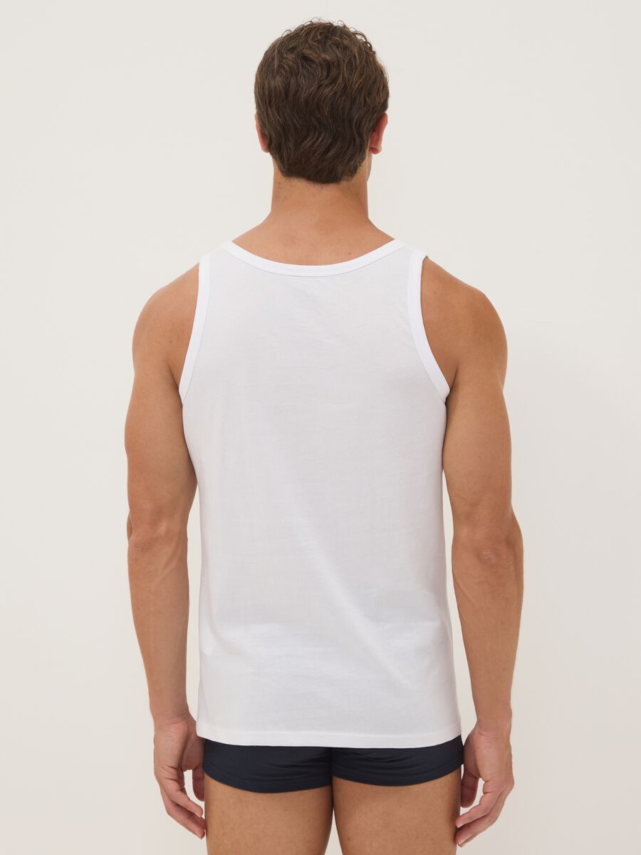 Three-pack of white organic cotton vests_3
