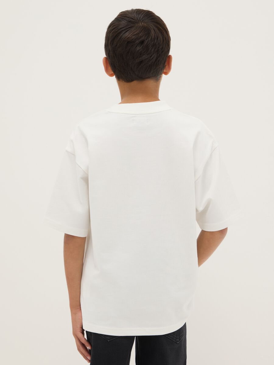 T-shirt in puro cotone bianco da ragazzo relaxed fit con stampa_1