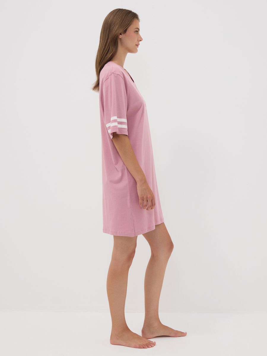 Camicia da notte rosa in puro cotone organico con scollo a V con stampa_2