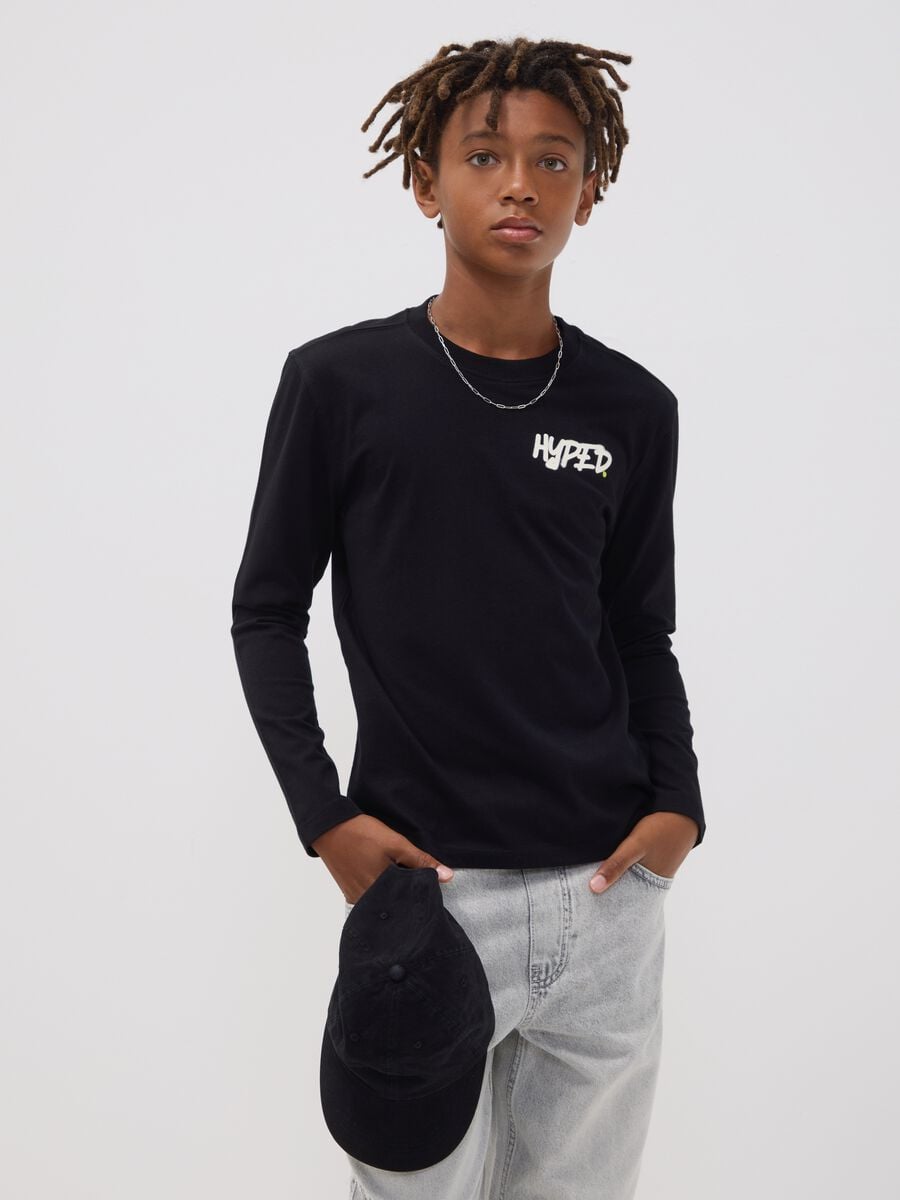 Black organic cotton T-shirt with &ldquo;Hyped&rdquo; print for boys_1