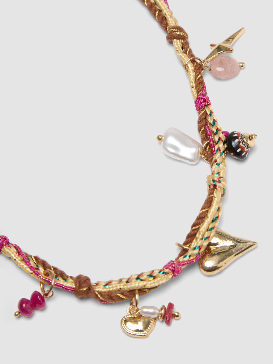 Collana multicolor con ciondoli dorati_2
