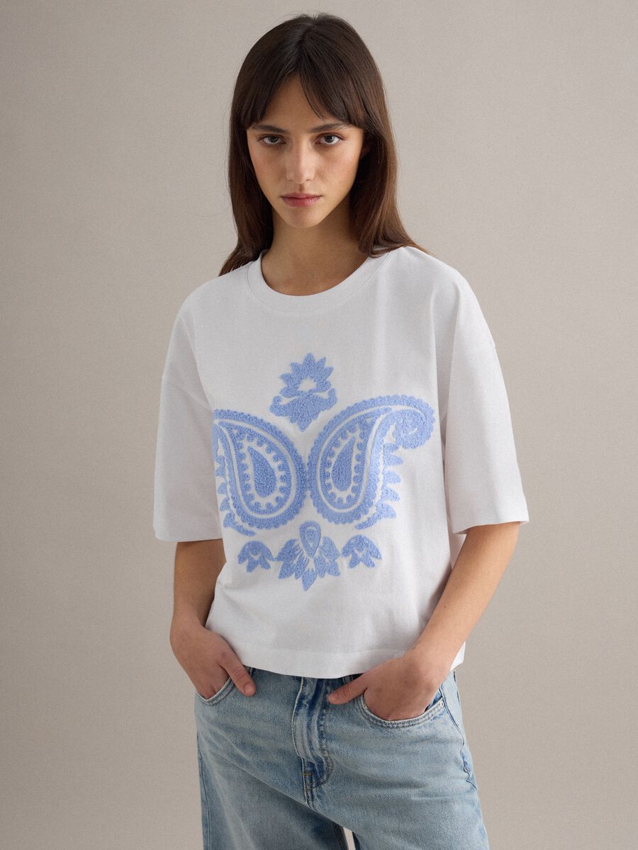 White pure cotton T-shirt relaxed fit with paisley pattern_0