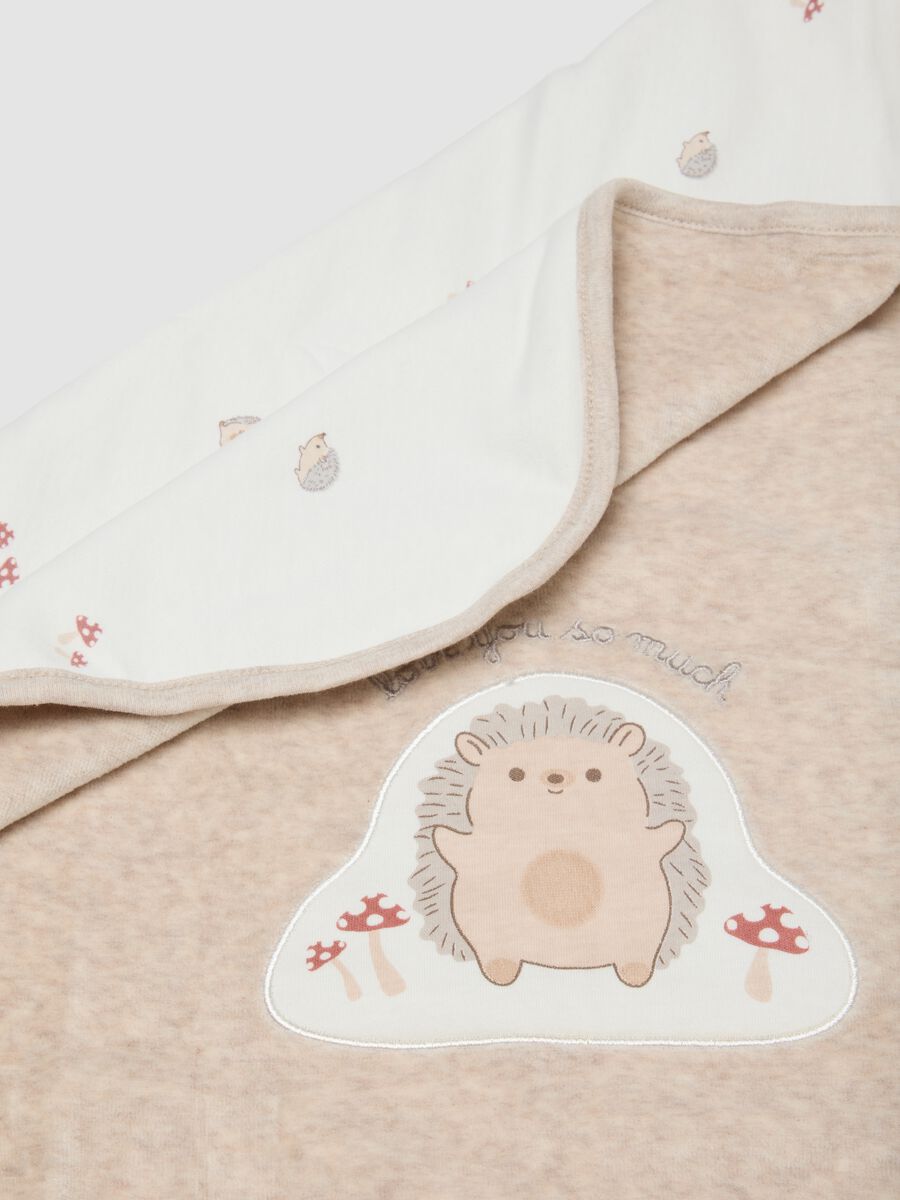 Copertina beige in misto cotone organico con ricamo riccio_2