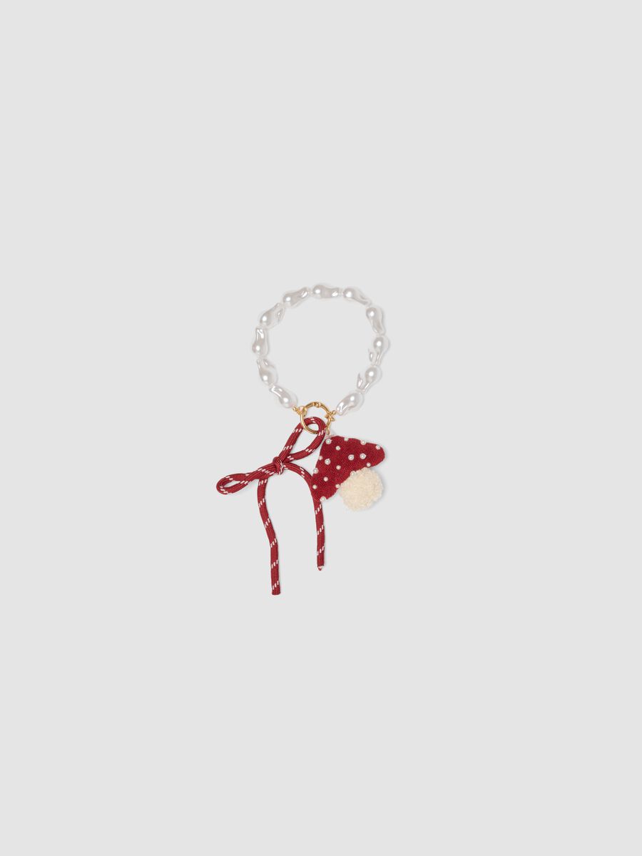 Bracciale rosso con ciondolo a cappello e perle_0