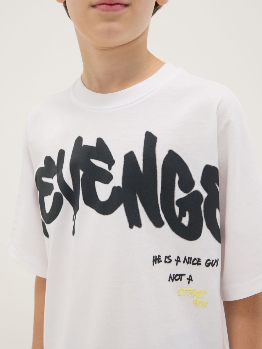 T-shirt in puro cotone bianco da ragazzo over fit con stampa_2