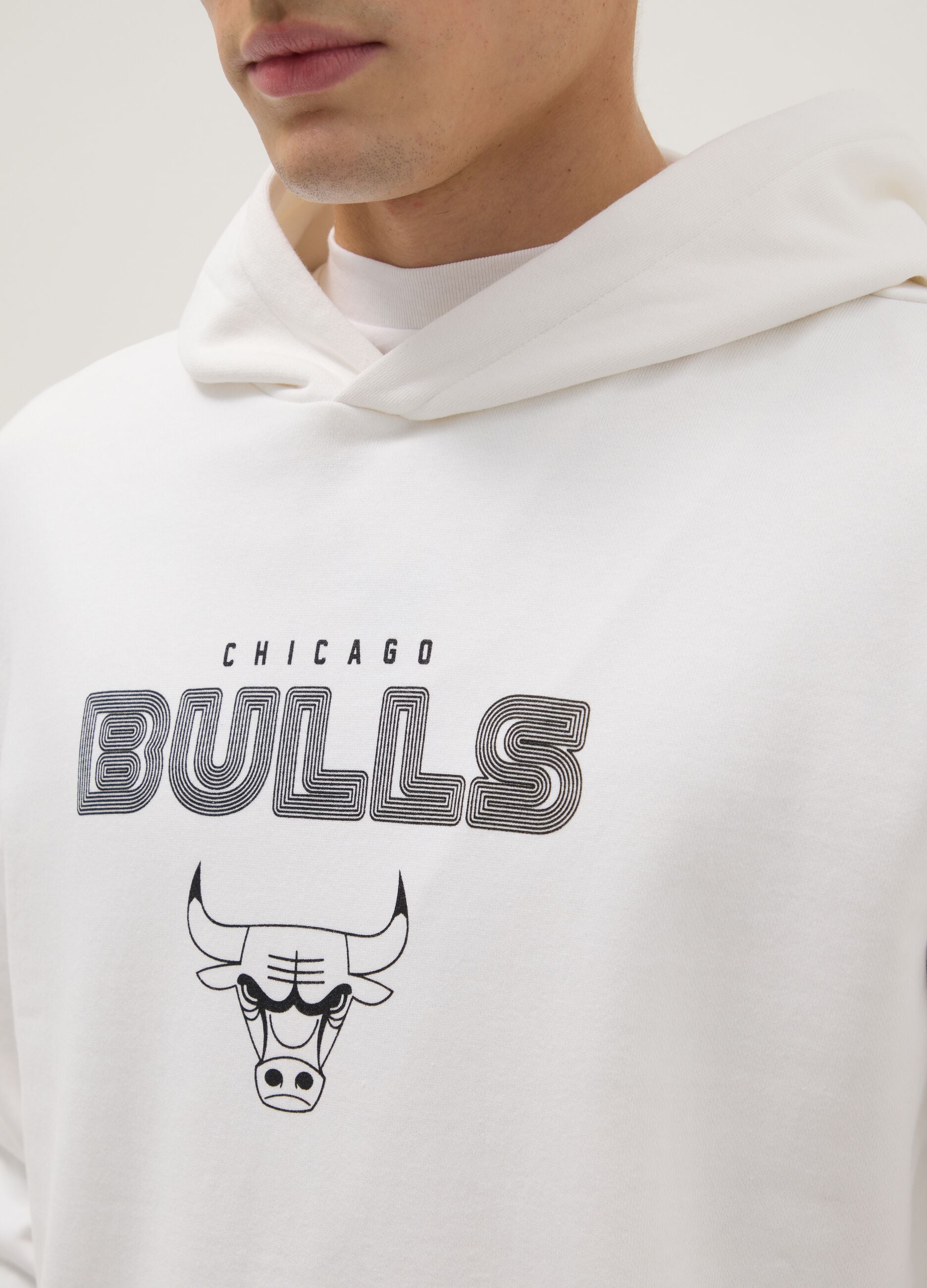 White cotton blend regular fit hoodie with Chicago Bulls logo