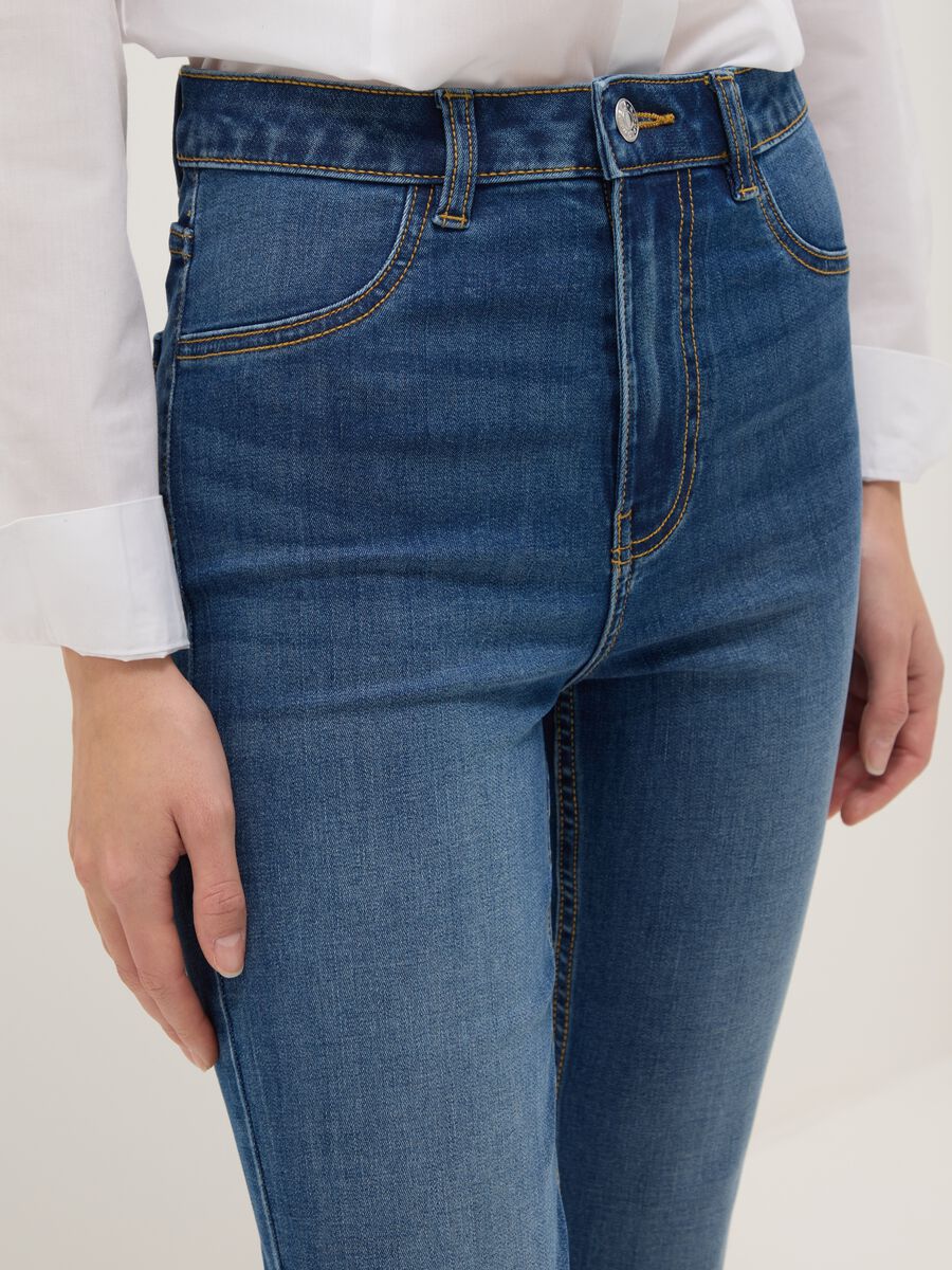 Blue cotton blend flare fit jeans_3
