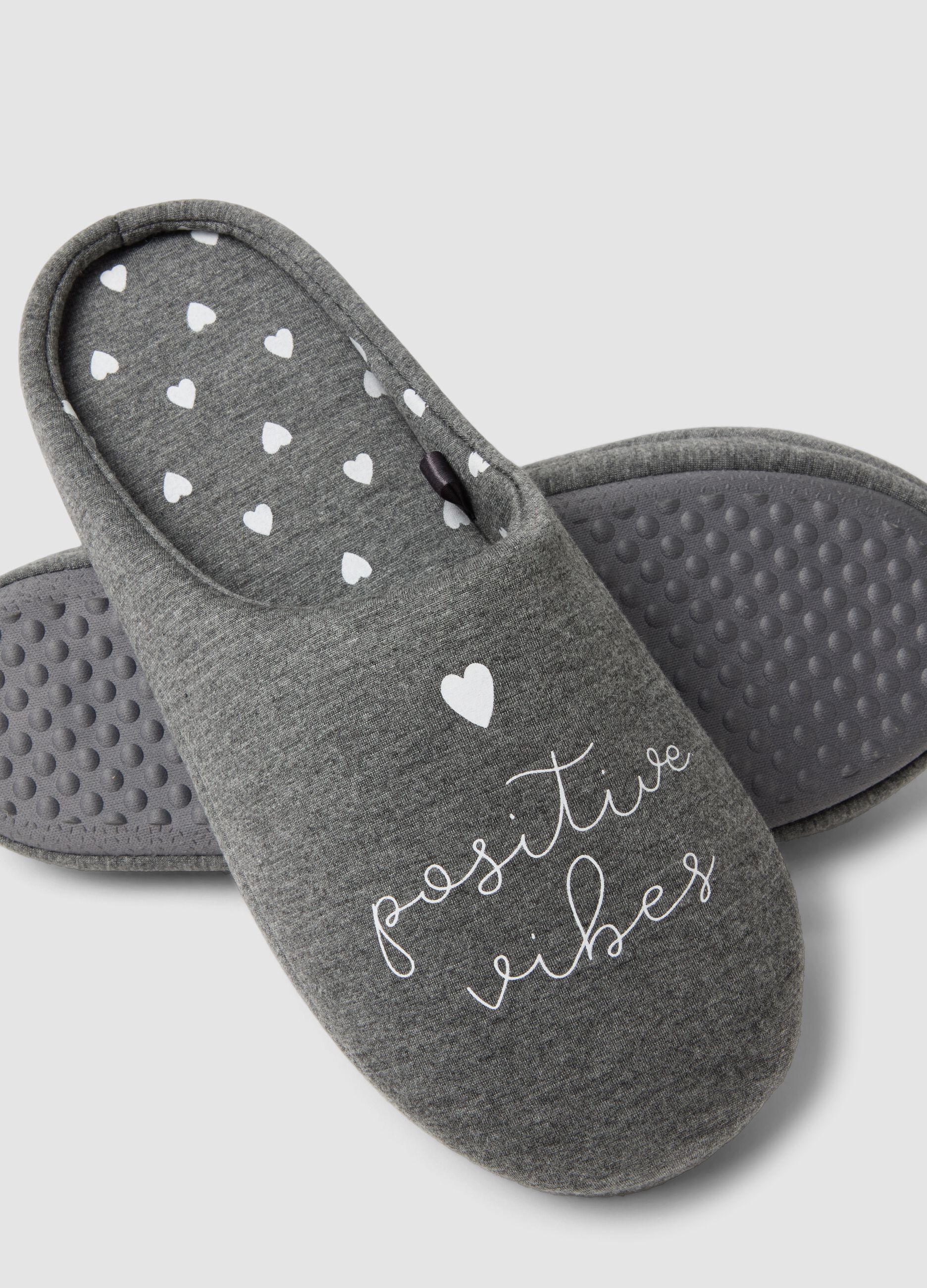Grey heart-print slippers