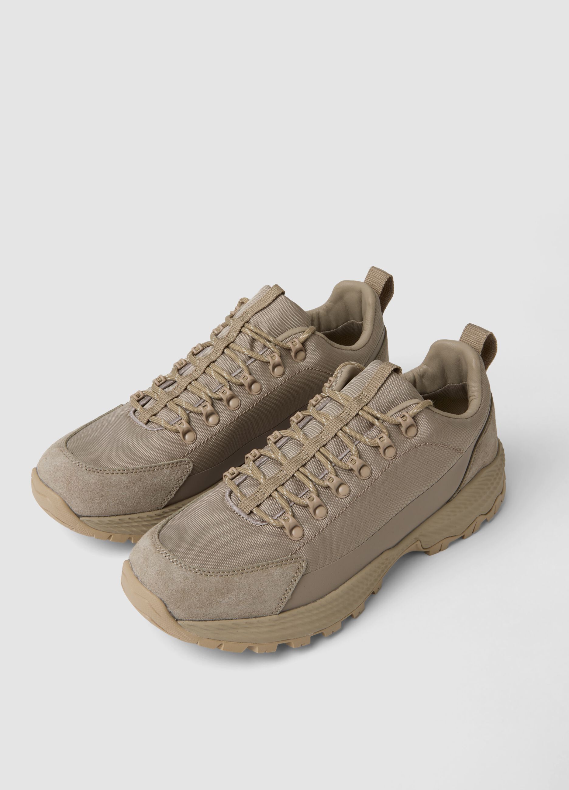 Beige low-top sneakers with lug sole