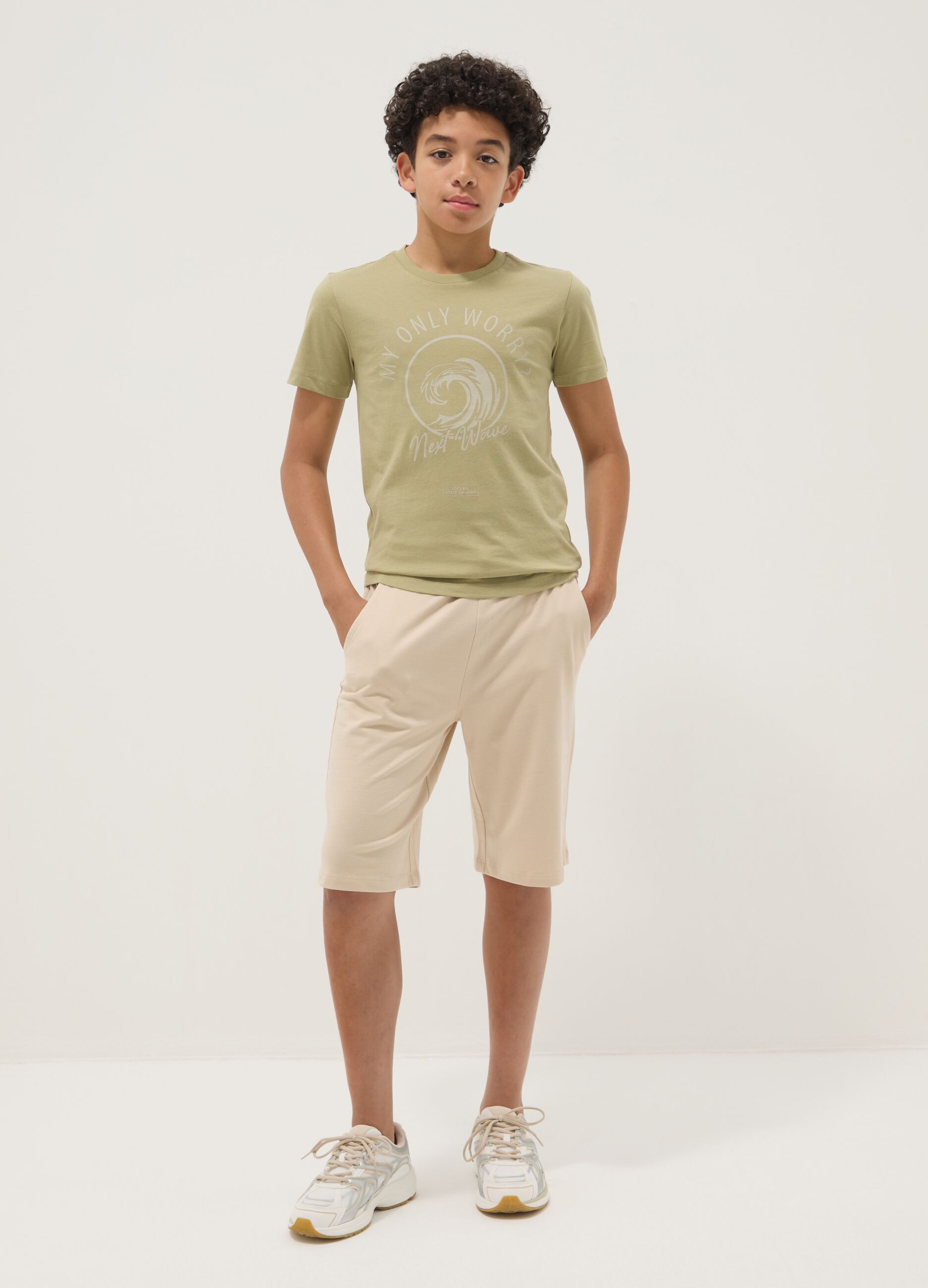 Boys' regular fit beige pure cotton shorts with print