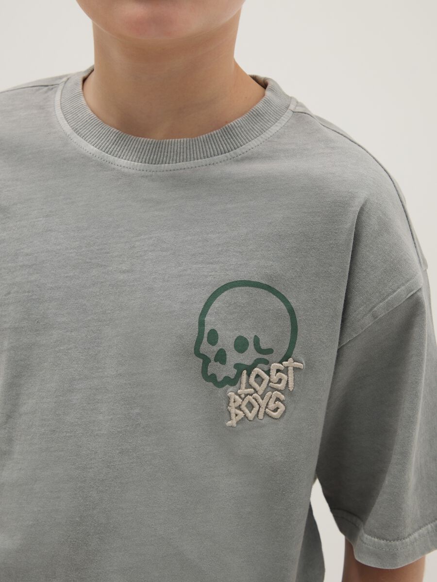 T-shirt in puro cotone verde da ragazzo oversize fit con teschio_2