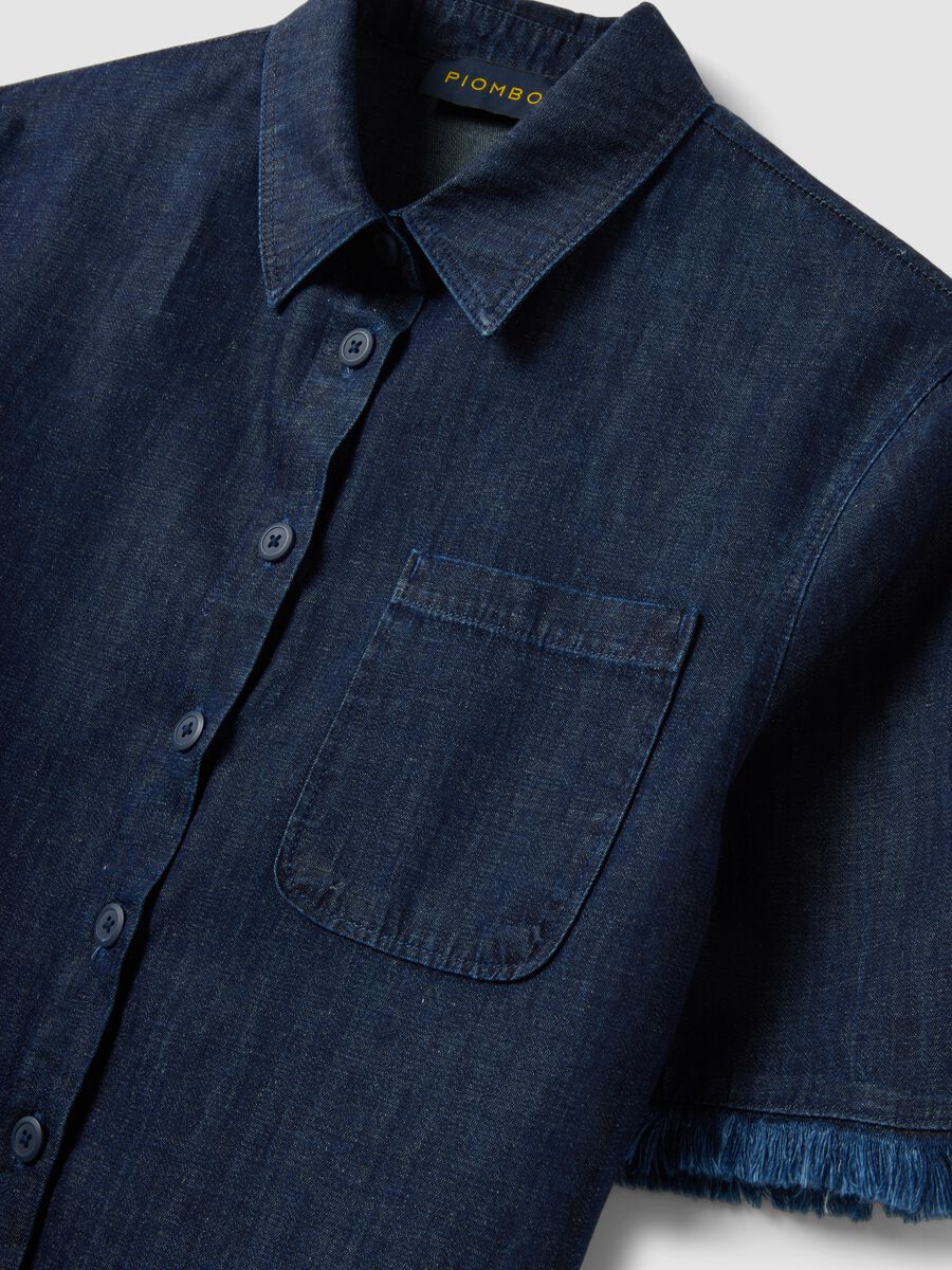 Camicia denim blu in misto cotone oversize fit con bordo sfrangiato_5