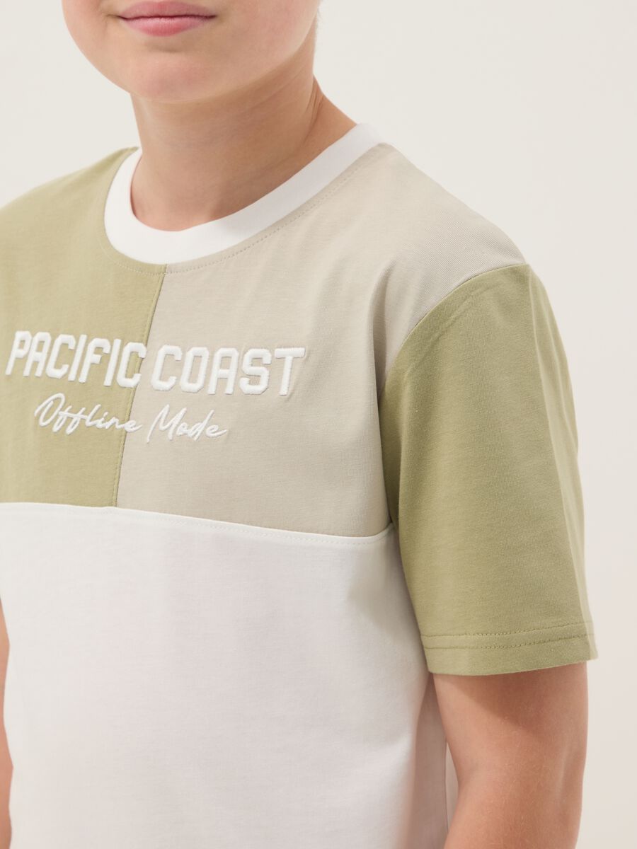 T-shirt bianca in puro cotone da ragazzo con inseriti verdi_2