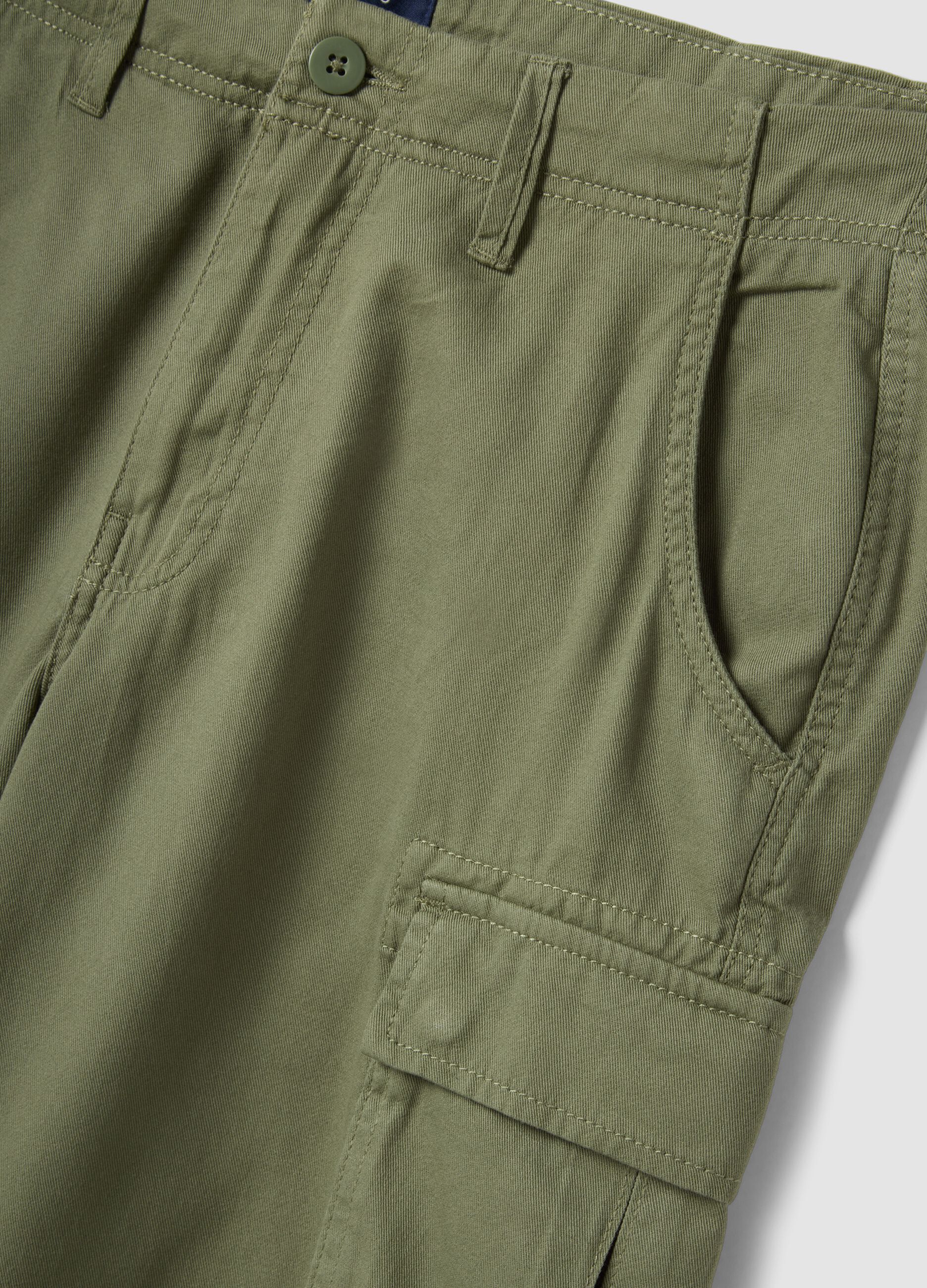 Green regular-fit pure cotton cargo shorts