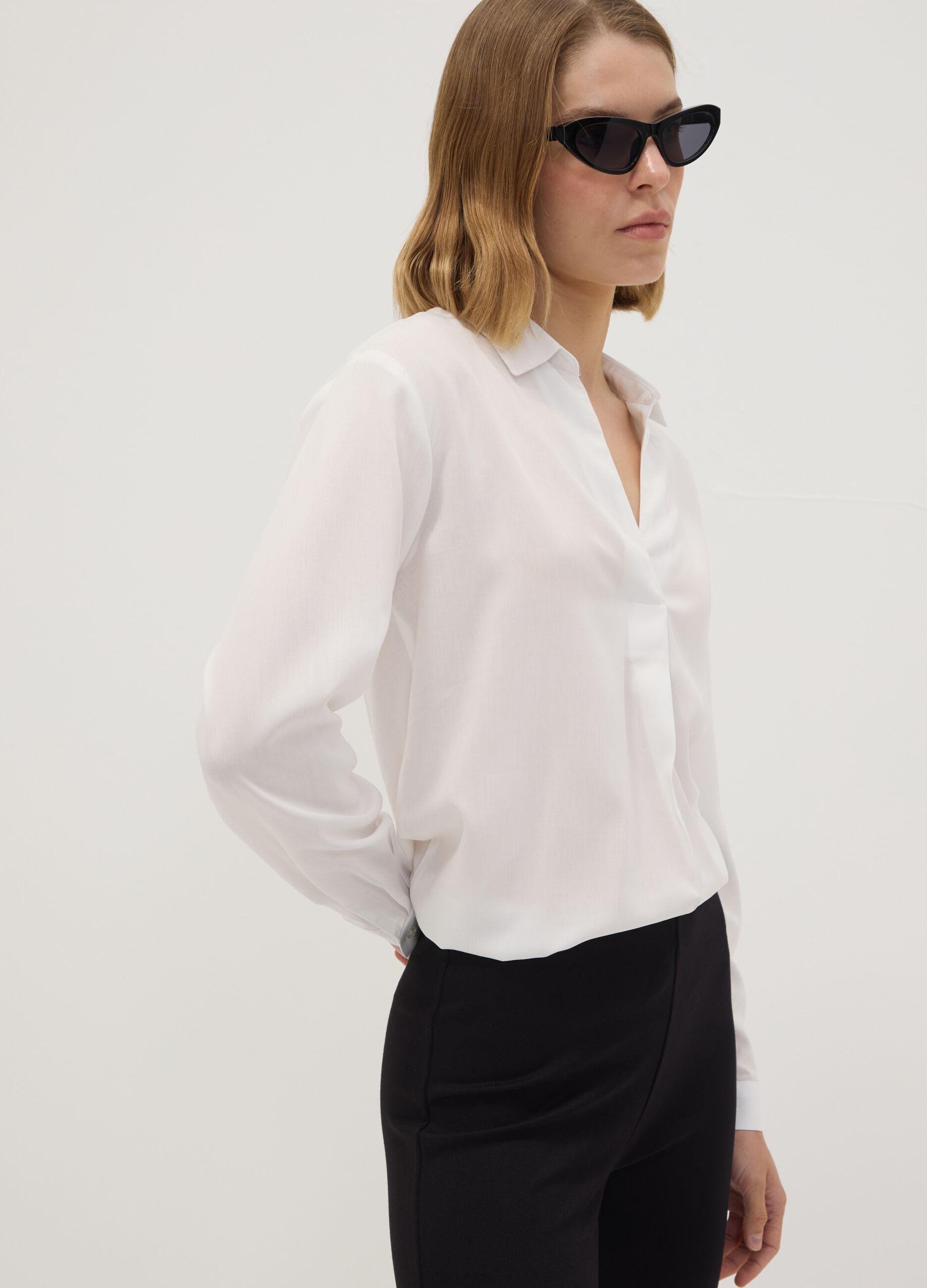 White pure viscose shirt with classic collar, regular fit