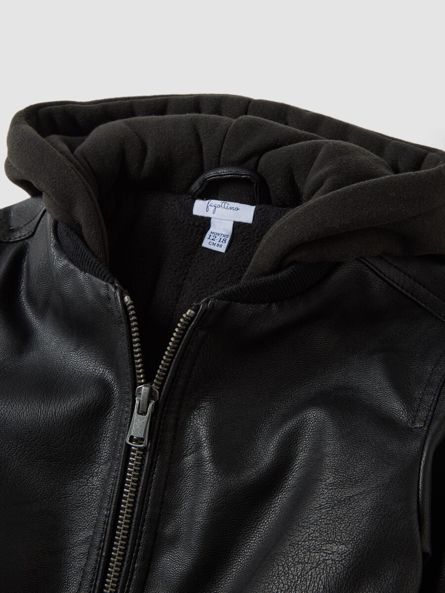 Bomber nero imbottito con cappuccio e zip per bimbo_3