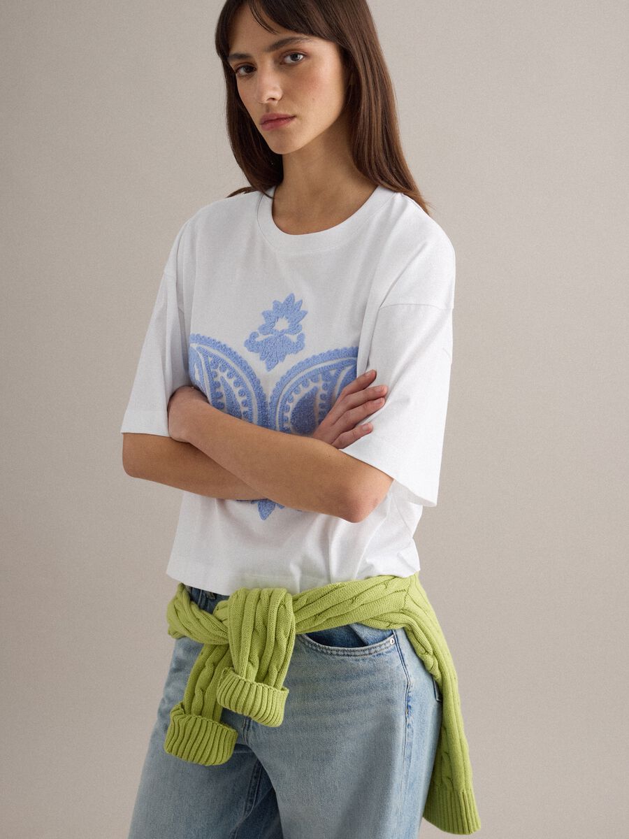 White pure cotton T-shirt relaxed fit with paisley pattern_1